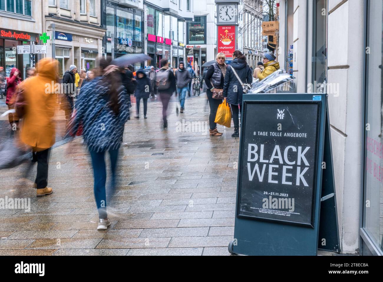 Rabattschlacht, Black Friday - wird in den Vereinigten Staaten der Freitag nach Thanksgiving genannt. Da Thanksgiving immer auf den vierten Donnerstag im November fällt, Gilt der darauffolgende Freitag als inizia in ein traditionelles Familienwochenende und als Beginn der Weihnachtseinkaufsaison. Je nach dem Kalender kann Thanksgiving auf einen Termin zwischen dem 22. e dem 28. Novembre einschließlich caduto, der Black Friday entsprechend auf den 23. bis 29. Novembre. Da der in christlich geprägten Gesellschaften außerhalb der USA weitaus bekanntere erste Advent nach dem Weihnachtstermin bere Foto Stock