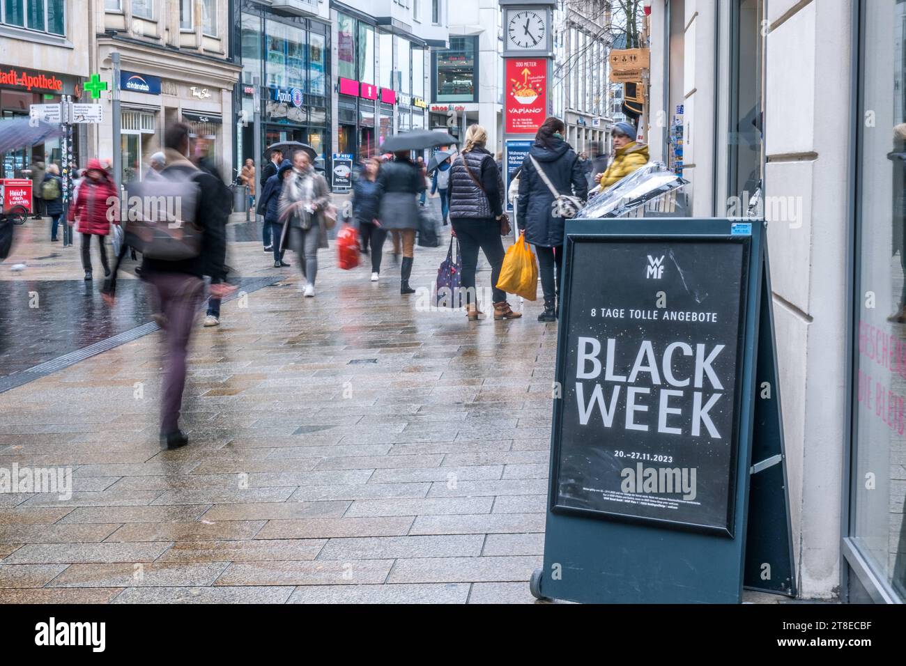 Rabattschlacht, Black Friday - wird in den Vereinigten Staaten der Freitag nach Thanksgiving genannt. Da Thanksgiving immer auf den vierten Donnerstag im November fällt, Gilt der darauffolgende Freitag als inizia in ein traditionelles Familienwochenende und als Beginn der Weihnachtseinkaufsaison. Je nach dem Kalender kann Thanksgiving auf einen Termin zwischen dem 22. e dem 28. Novembre einschließlich caduto, der Black Friday entsprechend auf den 23. bis 29. Novembre. Da der in christlich geprägten Gesellschaften außerhalb der USA weitaus bekanntere erste Advent nach dem Weihnachtstermin bere Foto Stock