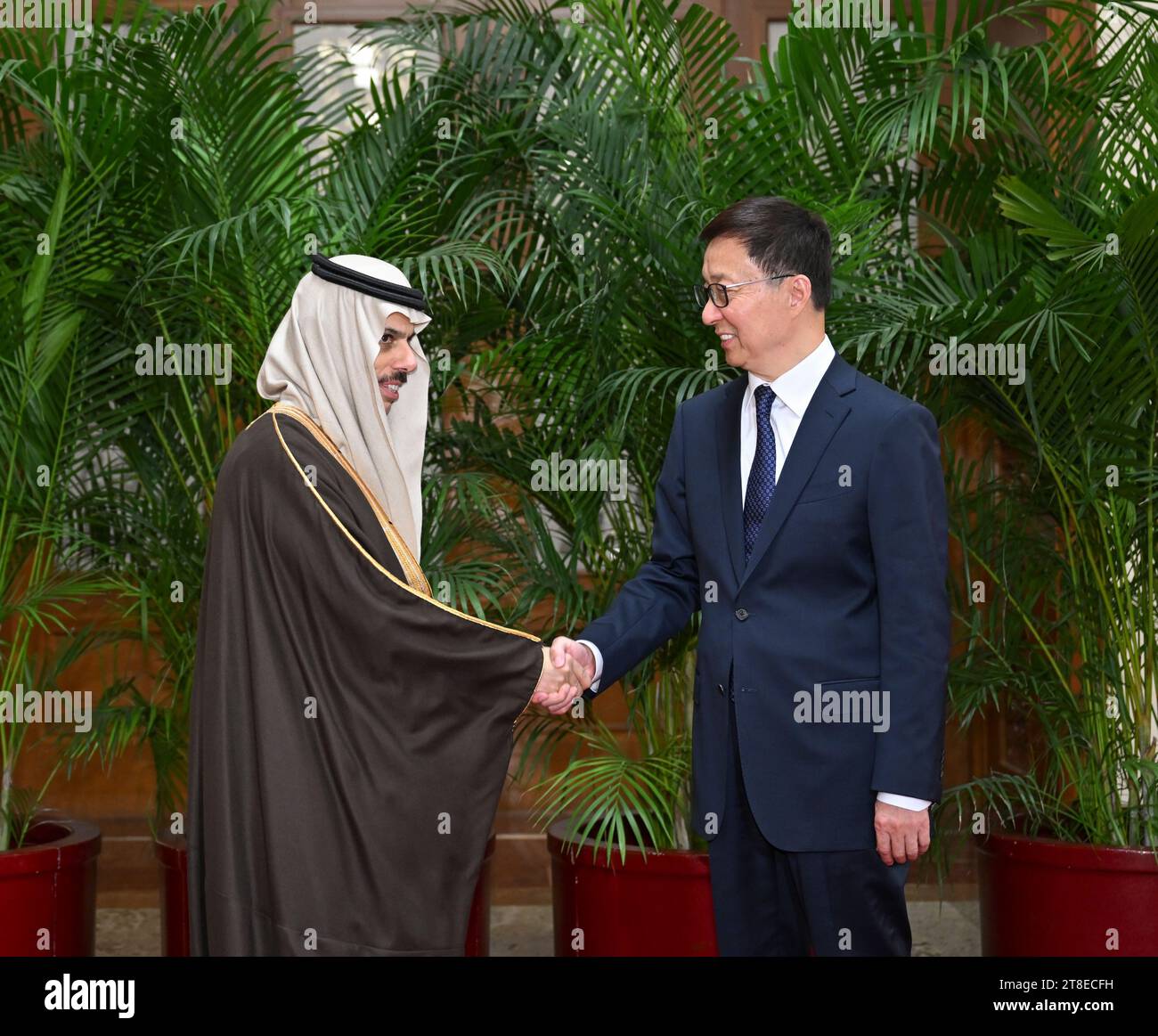 Pechino, Cina. 20 novembre 2023. Il vicepresidente cinese Han Zheng incontra una delegazione di ministri degli Esteri arabi e islamici, guidata dal ministro degli Esteri saudita, il principe Faysal bin Farhan al Sa'ud (L), che raggruppa ministri degli Esteri di Giordania, Egitto, Palestina e Indonesia, e il segretario generale dell'Organizzazione della cooperazione islamica, a Pechino, capitale della Cina, 20 novembre 2023. Crediti: Zhang Ling/Xinhua/Alamy Live News Foto Stock