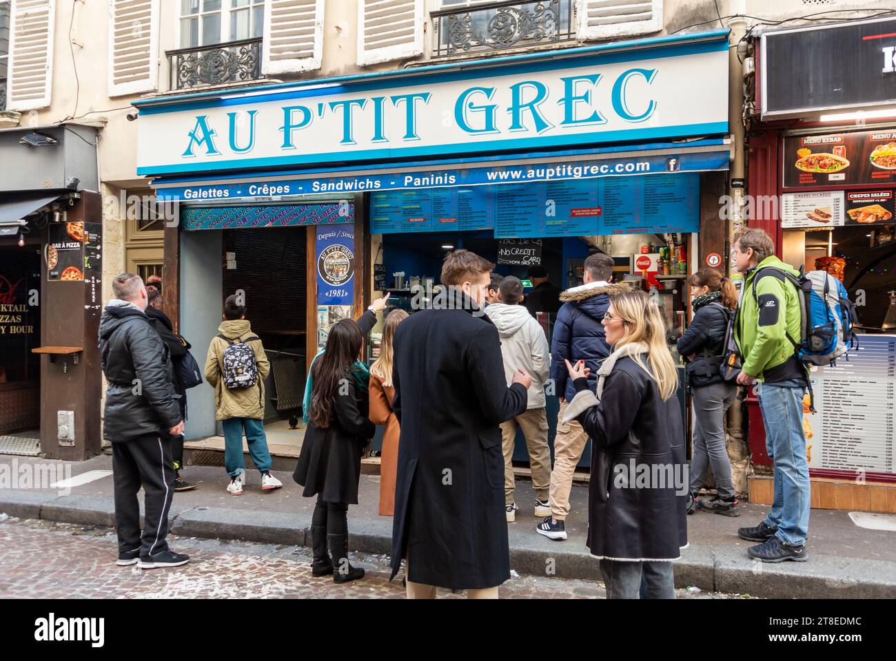 Parigi, Francia, folle che comprano fast food per strada (rue mouffetard) di Parigi, solo editoriale. Foto Stock