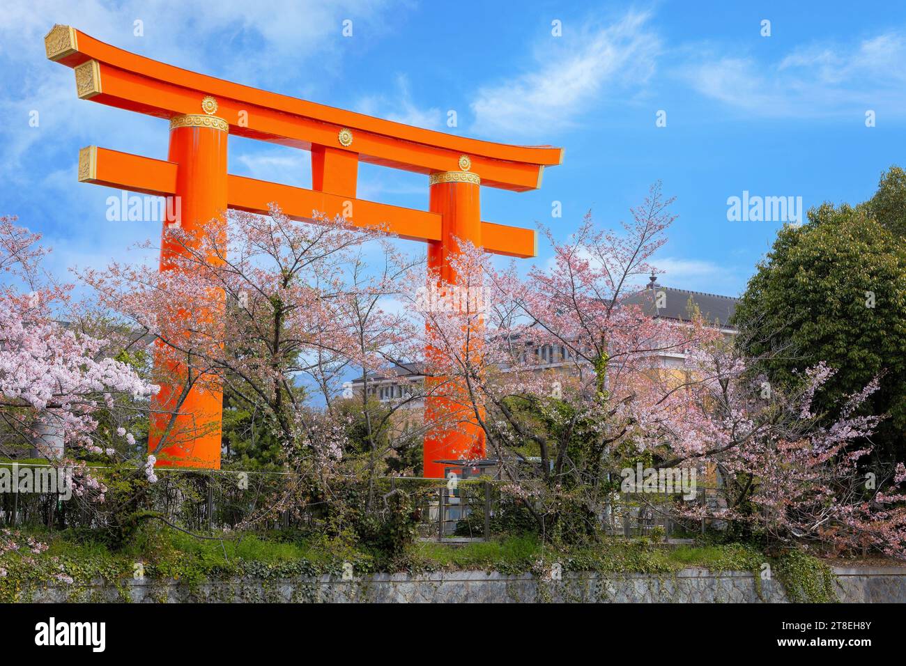 Kyoto, Giappone - 2 aprile 2023: Il giro in barca Okazaki Jikkokubune effettua una crociera di tre chilometri dal molo delle barche di Nanzenji alla diga di Ebisu e ritorno Foto Stock