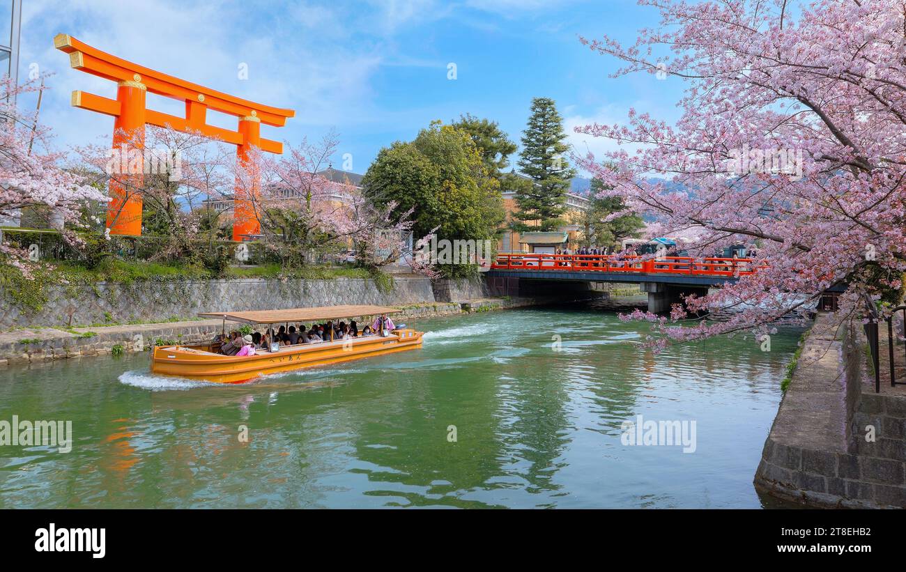 Kyoto, Giappone - 2 aprile 2023: Il giro in barca Okazaki Jikkokubune effettua una crociera di tre chilometri dal molo delle barche di Nanzenji alla diga di Ebisu e ritorno Foto Stock