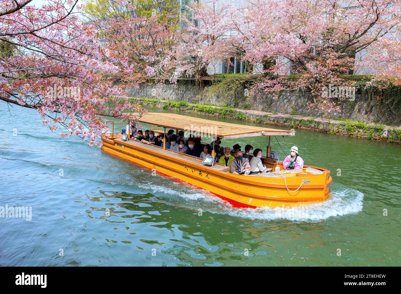 Kyoto, Giappone - 2 aprile 2023: Il giro in barca Okazaki Jikkokubune effettua una crociera di tre chilometri dal molo delle barche di Nanzenji alla diga di Ebisu e ritorno Foto Stock
