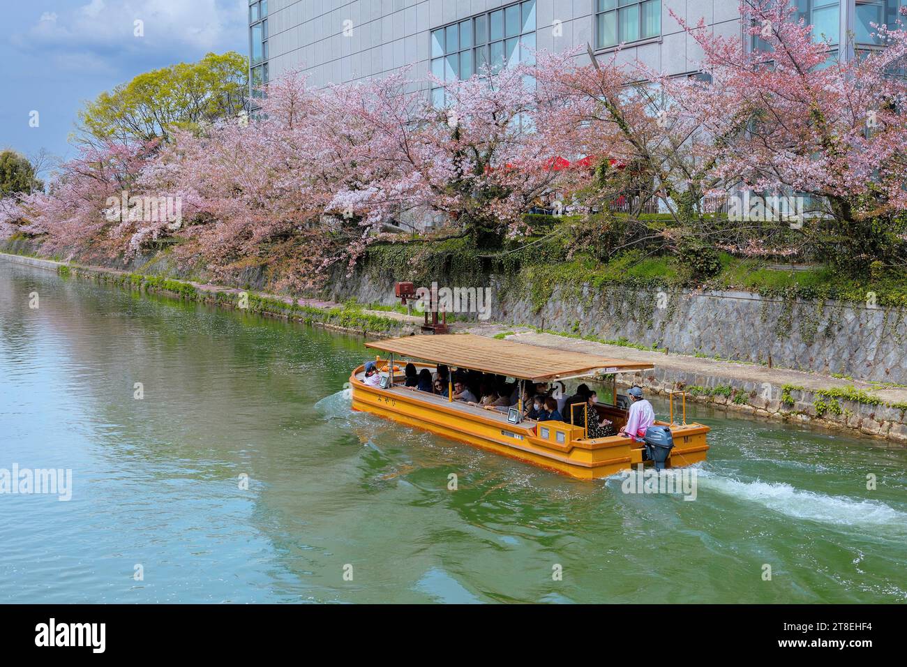 Kyoto, Giappone - 2 aprile 2023: Il giro in barca Okazaki Jikkokubune effettua una crociera di tre chilometri dal molo delle barche di Nanzenji alla diga di Ebisu e ritorno Foto Stock