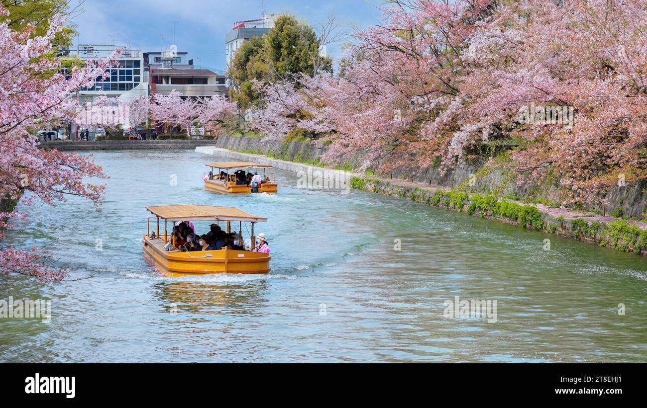 Kyoto, Giappone - 2 aprile 2023: Il giro in barca Okazaki Jikkokubune effettua una crociera di tre chilometri dal molo delle barche di Nanzenji alla diga di Ebisu e ritorno Foto Stock