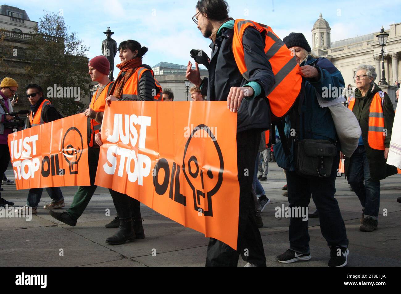 Londra, Regno Unito. 20/Nov/2023 Just Stop Oil inizia la settimana della campagna marchigiana di Londra Just Stop Oil tiene la prima protesta “marcia lenta” di una campagna di una settimana. La marcia inizia da Trafalgar Square, con gli organizzatori in attesa di arresti. Credito: Roland Ravenhill/Alamy. Foto Stock