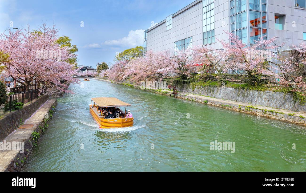 Kyoto, Giappone - 2 aprile 2023: Il giro in barca Okazaki Jikkokubune effettua una crociera di tre chilometri dal molo delle barche di Nanzenji alla diga di Ebisu e ritorno Foto Stock