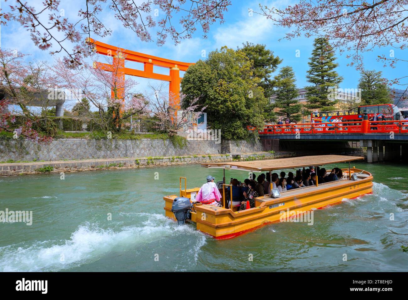 Kyoto, Giappone - 2 aprile 2023: Il giro in barca Okazaki Jikkokubune effettua una crociera di tre chilometri dal molo delle barche di Nanzenji alla diga di Ebisu e ritorno Foto Stock