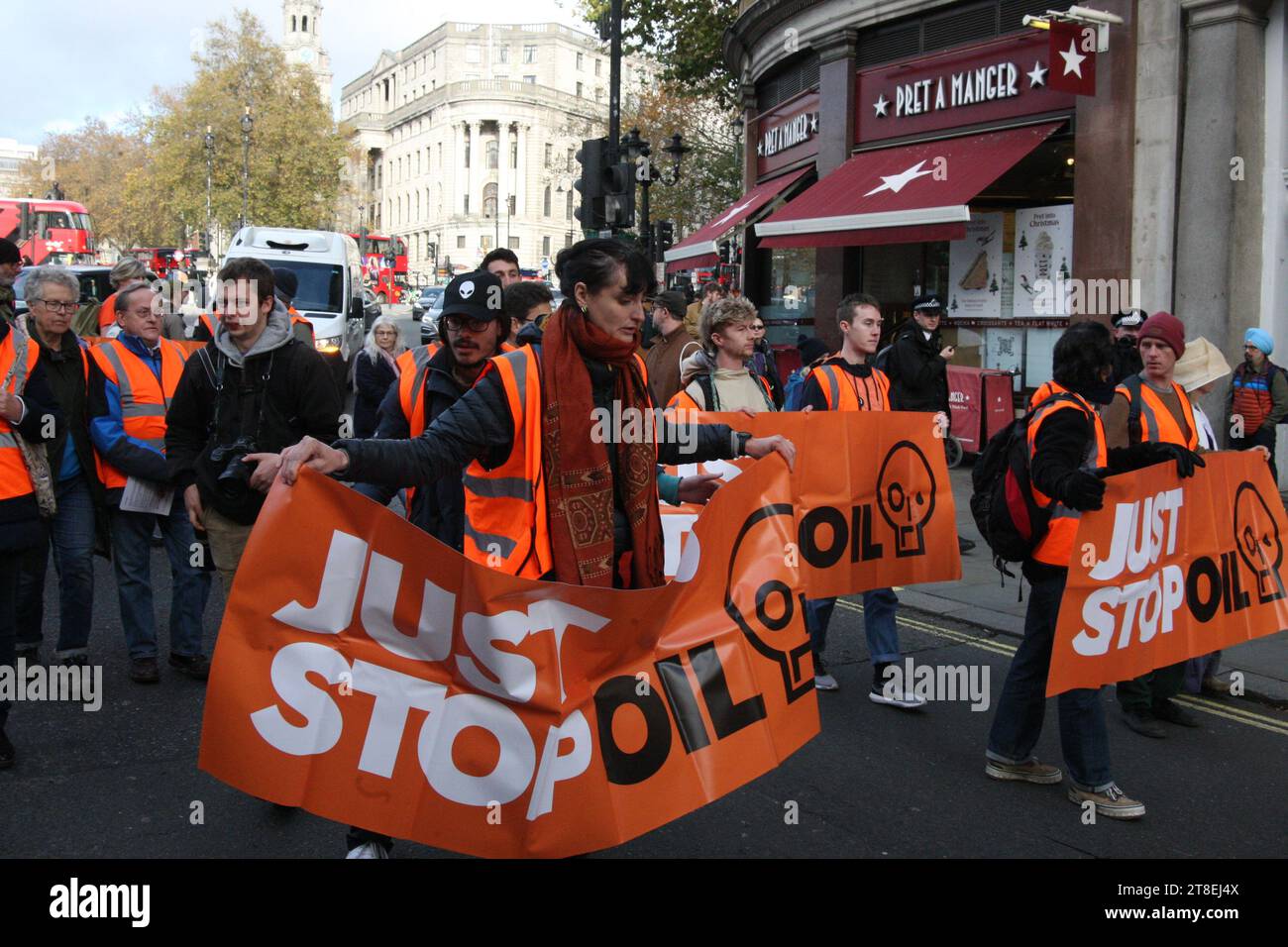 Londra, Regno Unito. 20/Nov/2023 Just Stop Oil inizia la settimana della campagna marchigiana di Londra Just Stop Oil tiene la prima protesta “marcia lenta” di una campagna di una settimana. La marcia inizia da Trafalgar Square, con gli organizzatori in attesa di arresti. Credito: Roland Ravenhill/Alamy. Foto Stock