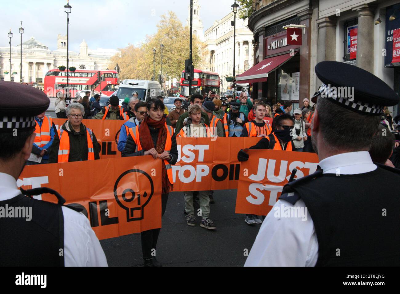 Londra, Regno Unito. 20/Nov/2023 Just Stop Oil inizia la settimana della campagna marchigiana di Londra Just Stop Oil tiene la prima protesta “marcia lenta” di una campagna di una settimana. La marcia inizia da Trafalgar Square, con gli organizzatori in attesa di arresti. Credito: Roland Ravenhill/Alamy. Foto Stock