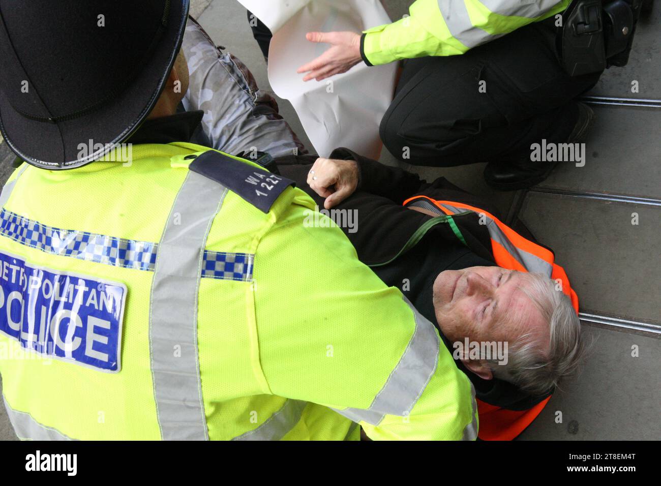 Londra, Regno Unito. 20/Nov/2023 Just Stop Oil inizia la settimana della campagna marchigiana di Londra Just Stop Oil tiene la prima protesta “marcia lenta” di una campagna di una settimana. La marcia inizia da Trafalgar Square, con gli organizzatori in attesa di arresti. Credito: Roland Ravenhill/Alamy. Foto Stock