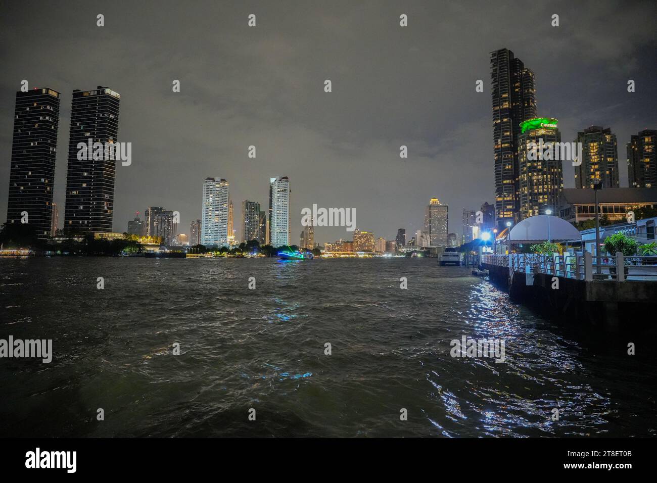 Il fiume Chao Phraya e il paesaggio urbano di Bangkok in Thailandia e Asia Foto Stock