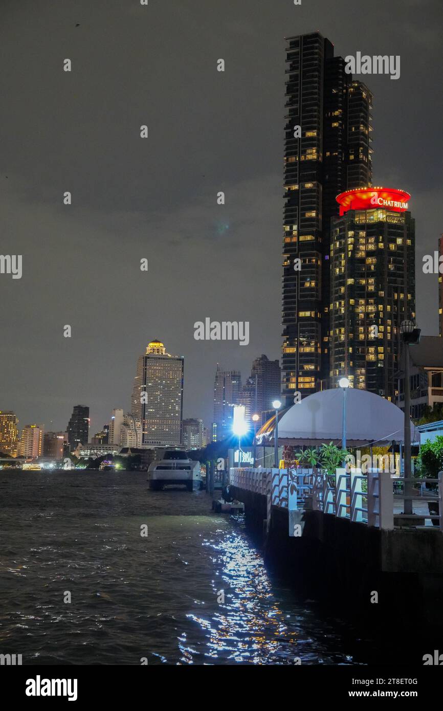 Il fiume Chao Phraya e il paesaggio urbano di Bangkok in Thailandia e Asia Foto Stock