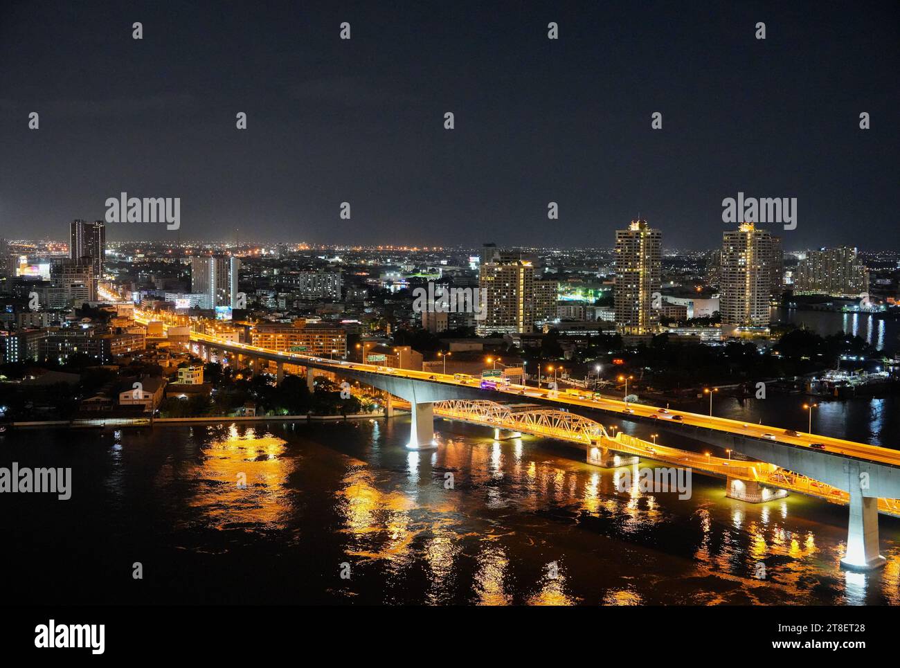 Il fiume Chao Phraya e il paesaggio urbano di Bangkok in Thailandia e Asia Foto Stock