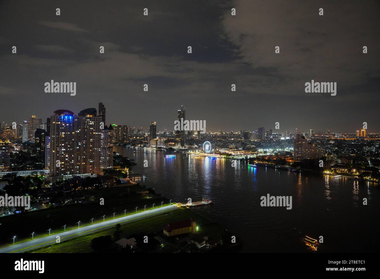 Il fiume Chao Phraya e il paesaggio urbano di Bangkok in Thailandia e Asia Foto Stock