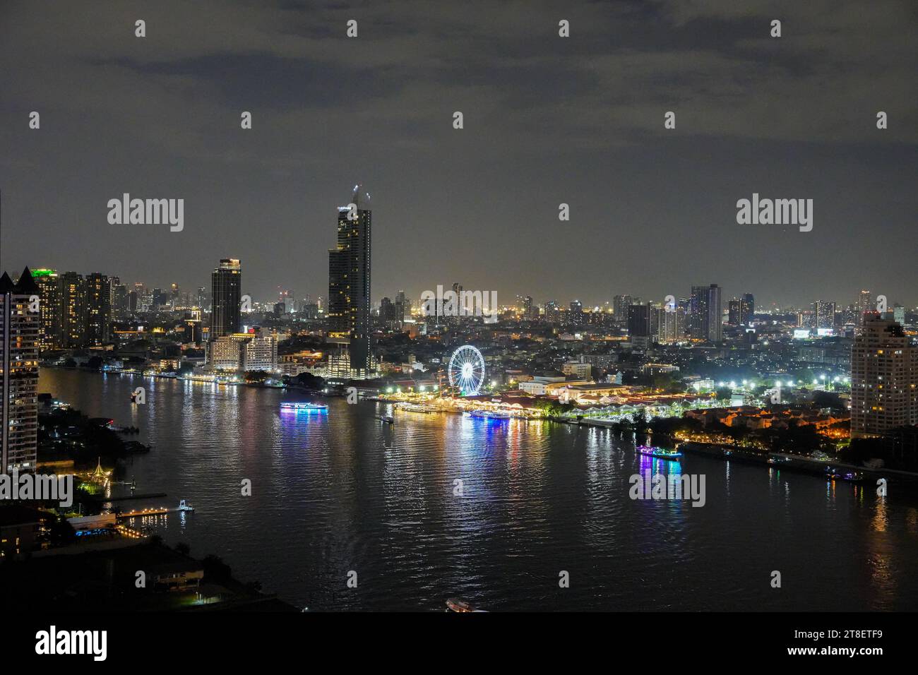Il fiume Chao Phraya e il paesaggio urbano di Bangkok in Thailandia e Asia Foto Stock