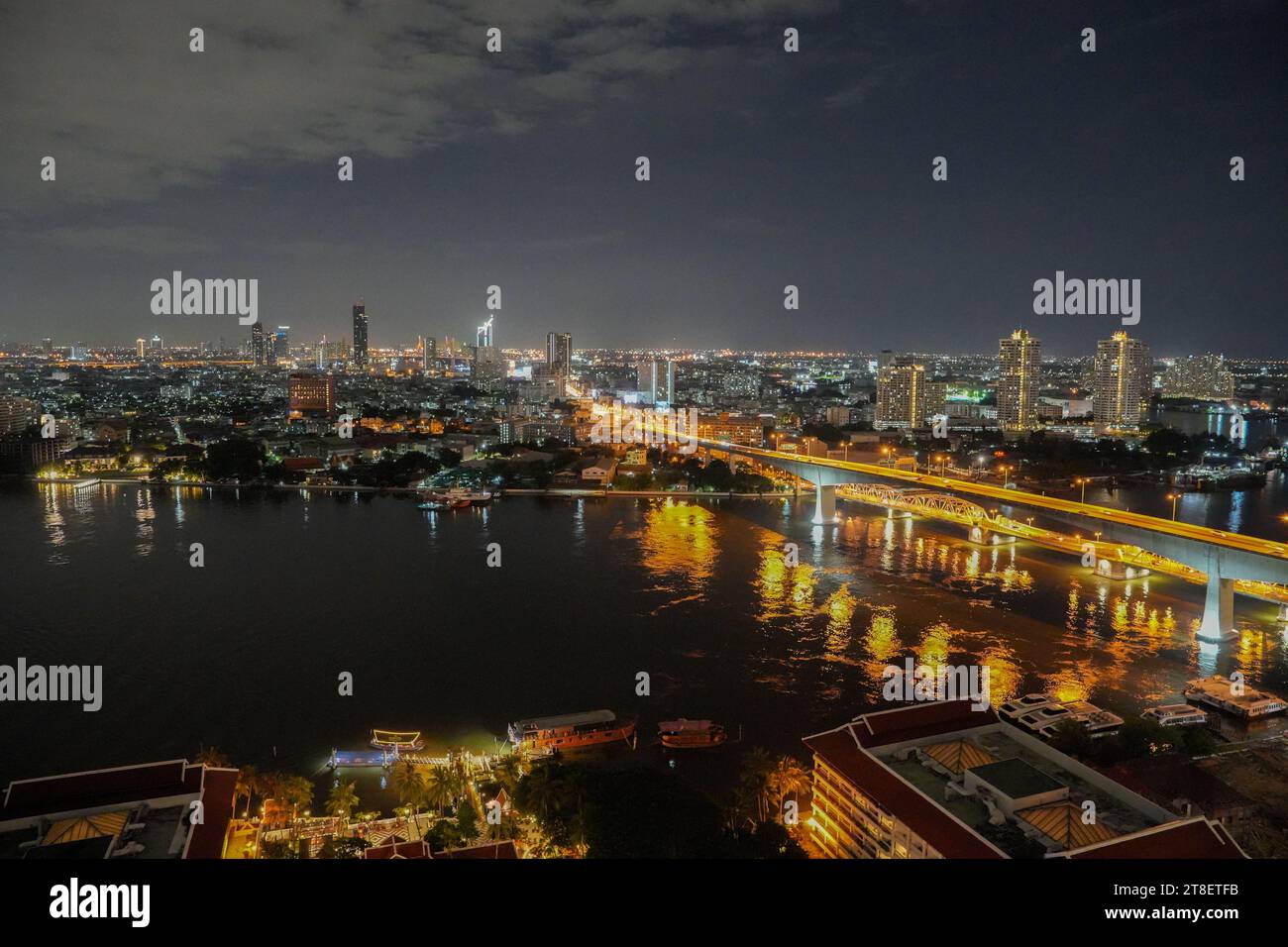 Il fiume Chao Phraya e il paesaggio urbano di Bangkok in Thailandia e Asia Foto Stock