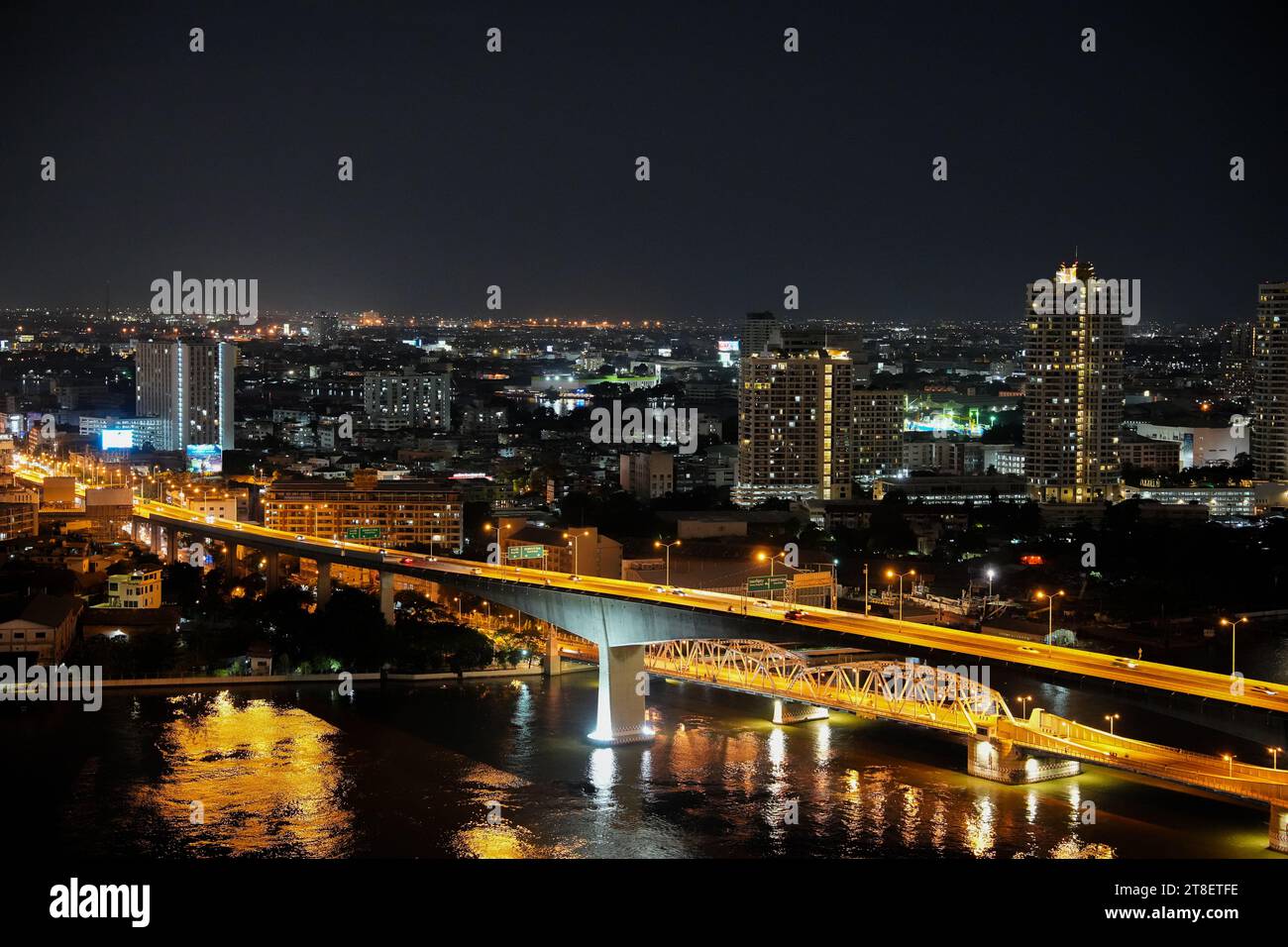 Il fiume Chao Phraya e il paesaggio urbano di Bangkok in Thailandia e Asia Foto Stock