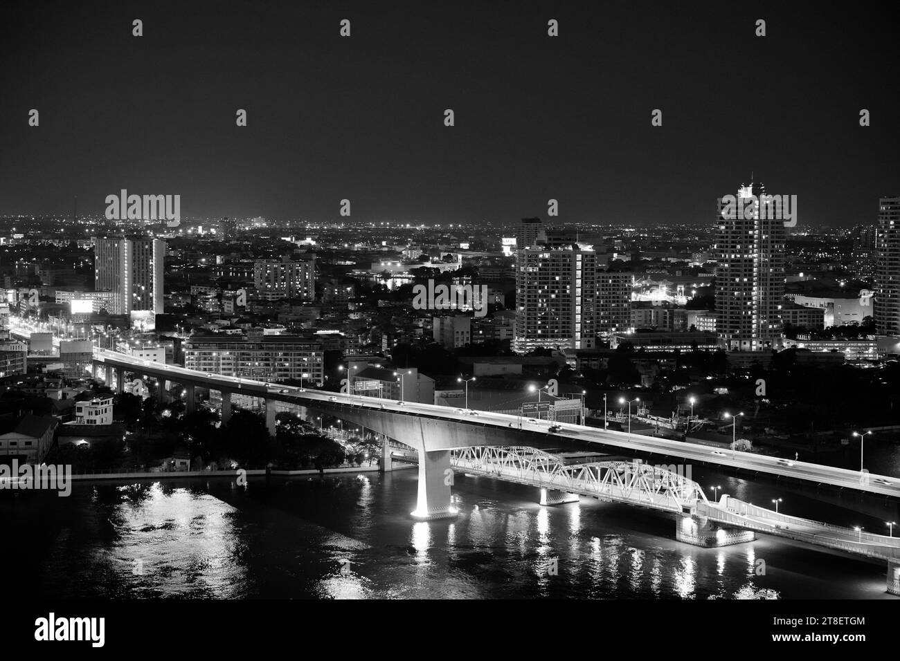 Il fiume Chao Phraya e il paesaggio urbano di Bangkok in Thailandia e Asia Foto Stock