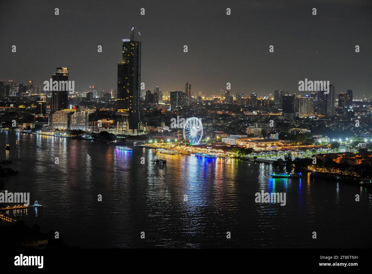 Il fiume Chao Phraya e il paesaggio urbano di Bangkok in Thailandia e Asia Foto Stock