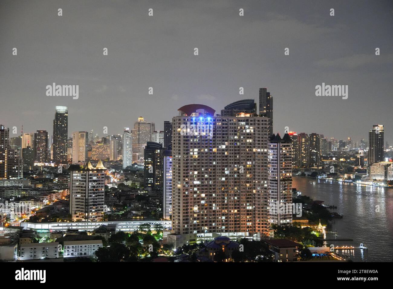 Il fiume Chao Phraya e il paesaggio urbano di Bangkok in Thailandia e Asia Foto Stock