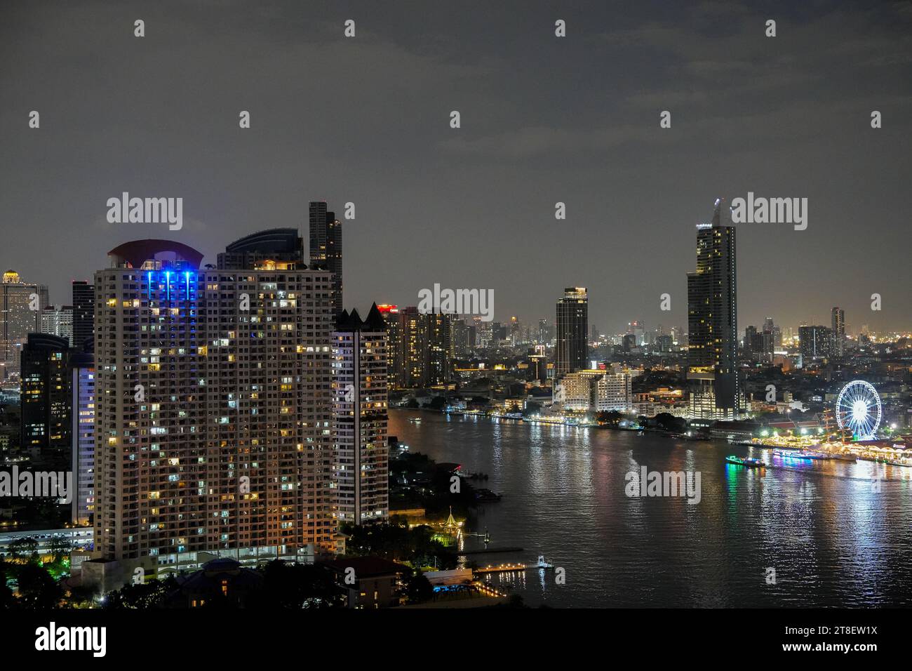 Il fiume Chao Phraya e il paesaggio urbano di Bangkok in Thailandia e Asia Foto Stock