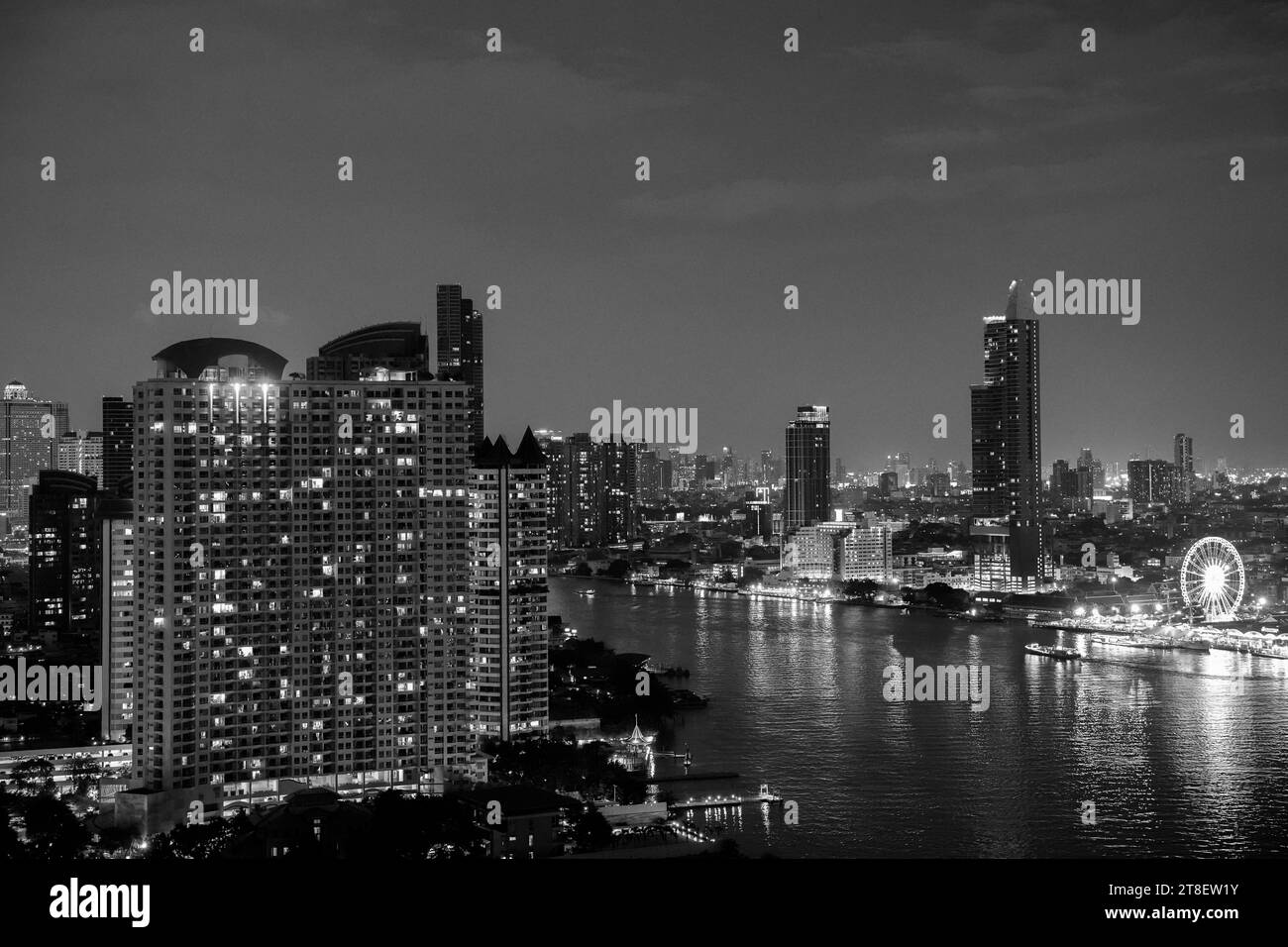 Il fiume Chao Phraya e il paesaggio urbano di Bangkok in Thailandia e Asia Foto Stock