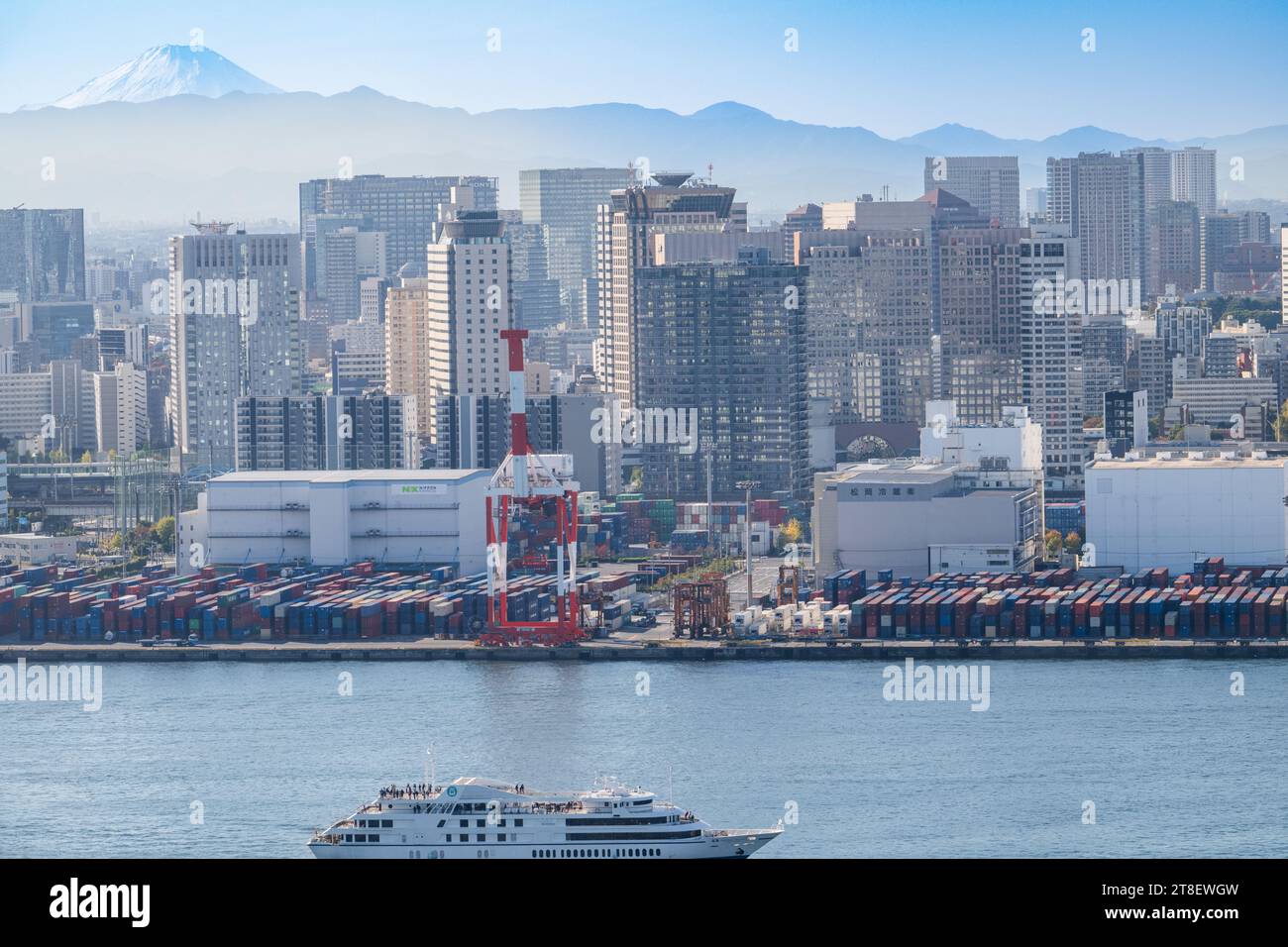 Vista di Tokyo con il Monte Fuji sullo sfondo Foto Stock