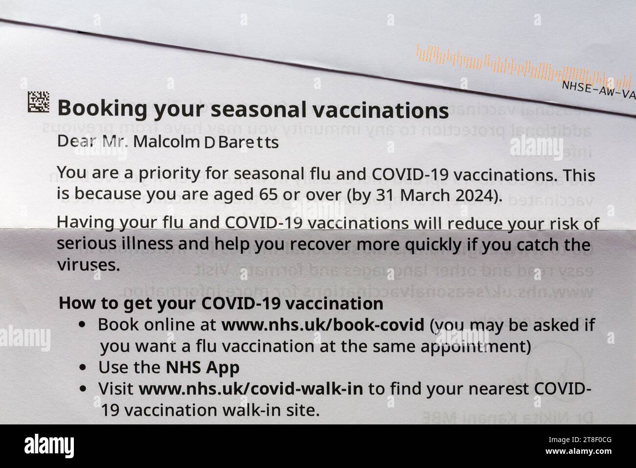 Lettera del NHS promemoria per la prenotazione di vaccinazioni stagionali, vaccino anti-COVID-19 e vaccino antinfluenzale Foto Stock