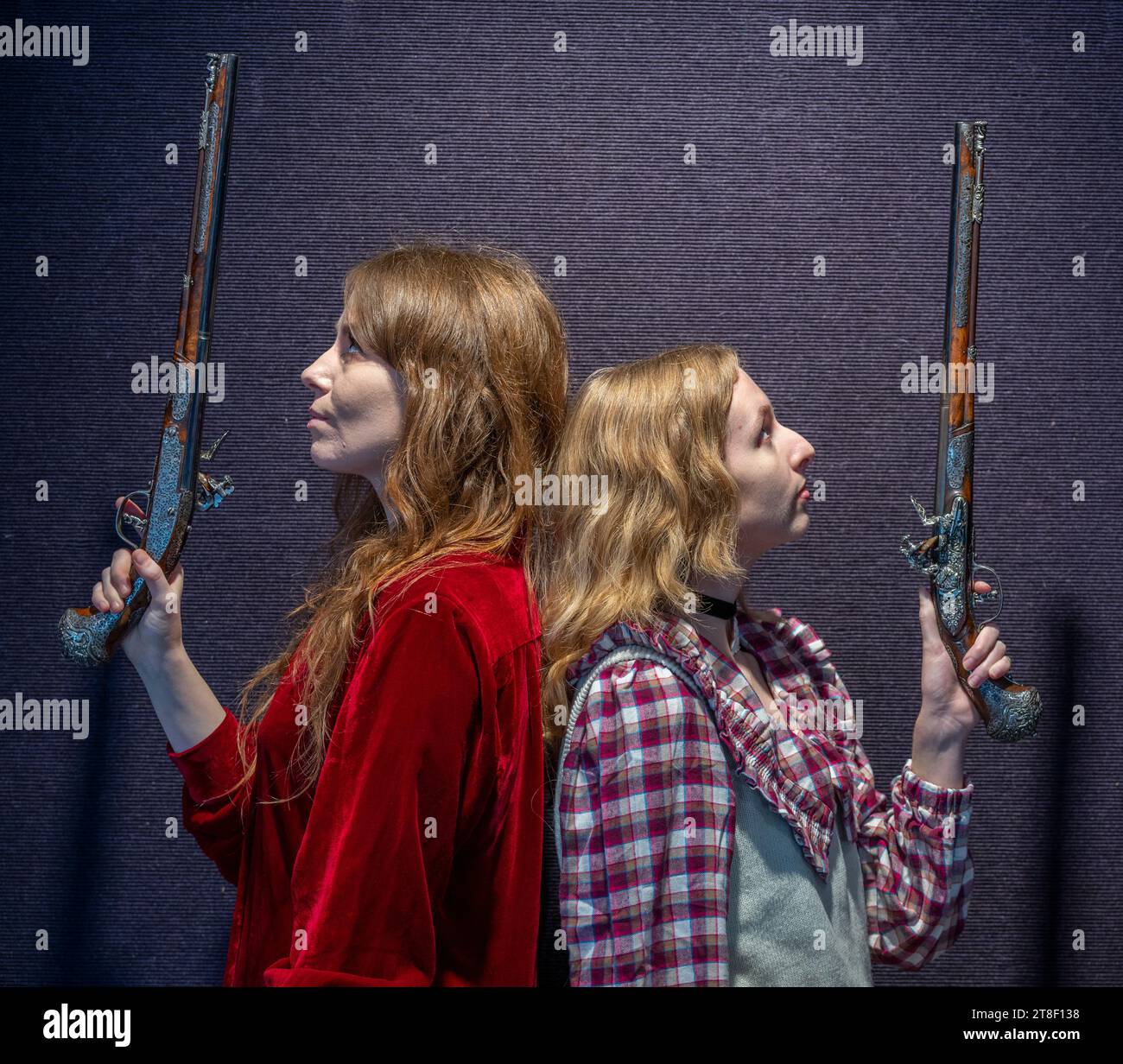 Londra, Regno Unito. 20 novembre 2023. Bonhams Antique Arms, Armour e Militaria sale si svolge a Knightsbridge il 22 novembre. Le attrazioni includono: Una coppia di eccezionali pistole Brescian a 32 fori Flintlock Long Holster, fine XVII secolo, stima di £ 30.000-40.000. Crediti: Malcolm Park/Alamy Live News Foto Stock