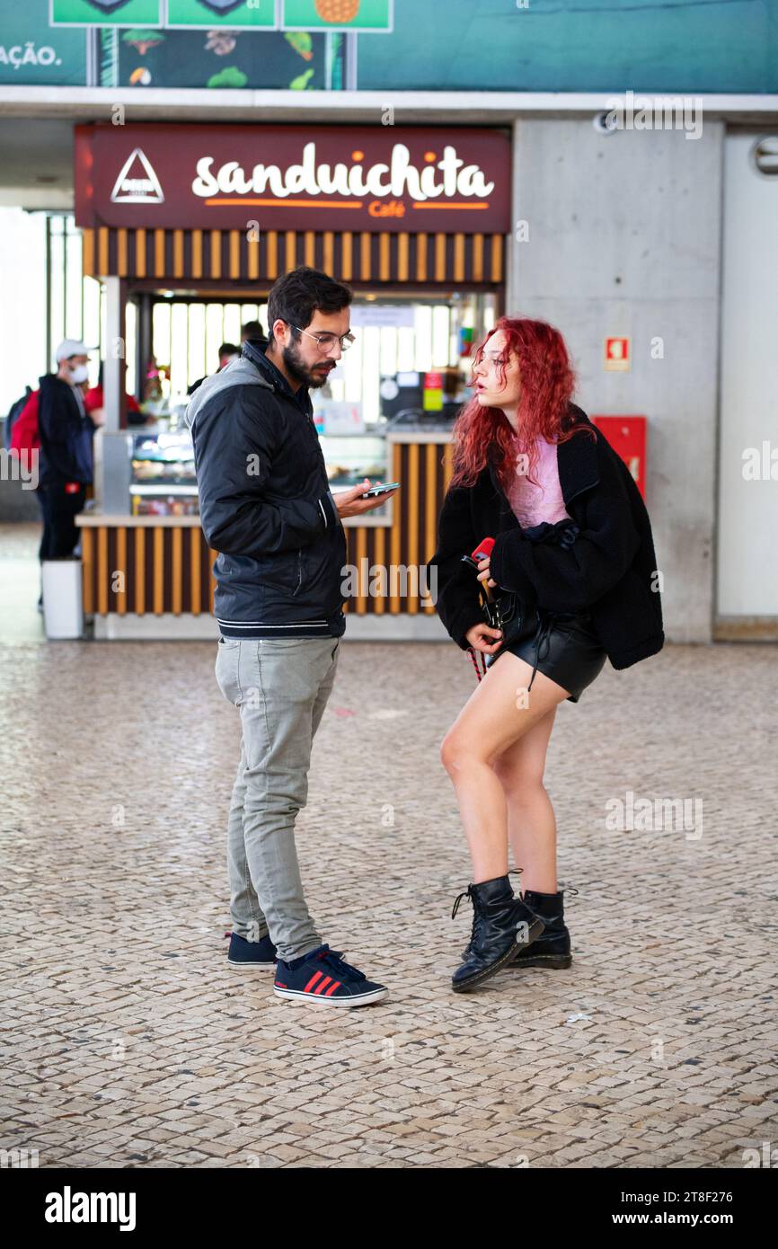 Esplorare Lisbona: I turisti passeggiano per le strade colorate, immergendosi nel ricco patrimonio culturale della città Foto Stock