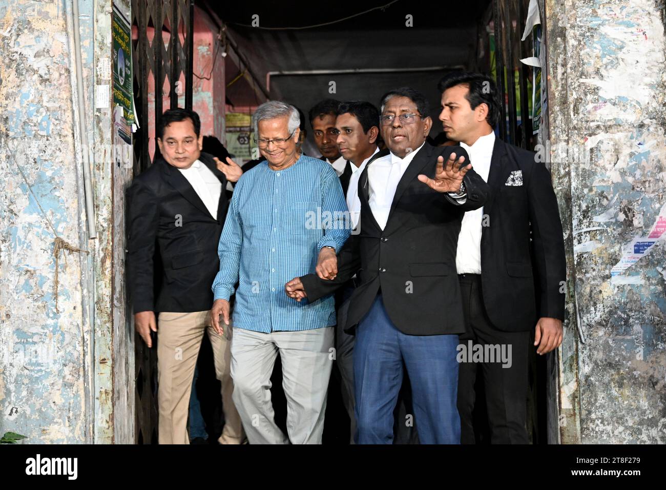 Dhaka, Bangladesh. 20 novembre 2023. Il premio Nobel Prof Muhammad Yunus (C) emerge dal tribunale del lavoro con i suoi avvocati dopo un'udienza a Dacca, Bangladesh, il 20 novembre 2023. Credito: Mamunur Rashid/Alamy Live News Foto Stock