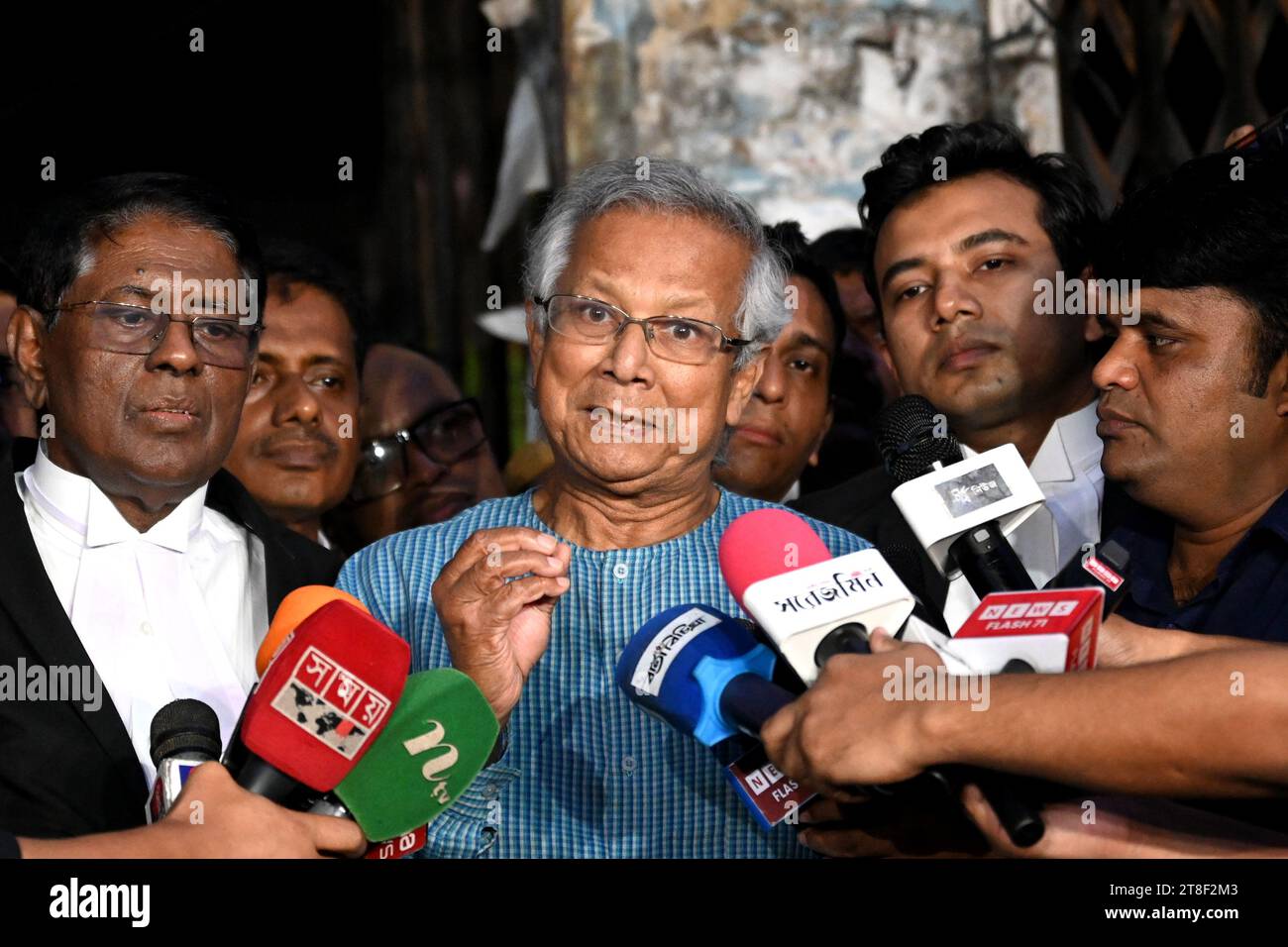 Dhaka, Bangladesh. 20 novembre 2023. Il premio Nobel Prof Muhammad Yunus (C) parla con il giornalista dopo un'udienza presso il tribunale del lavoro di Dacca, Bangladesh, il 20 novembre 2023. Credito: Mamunur Rashid/Alamy Live News Foto Stock