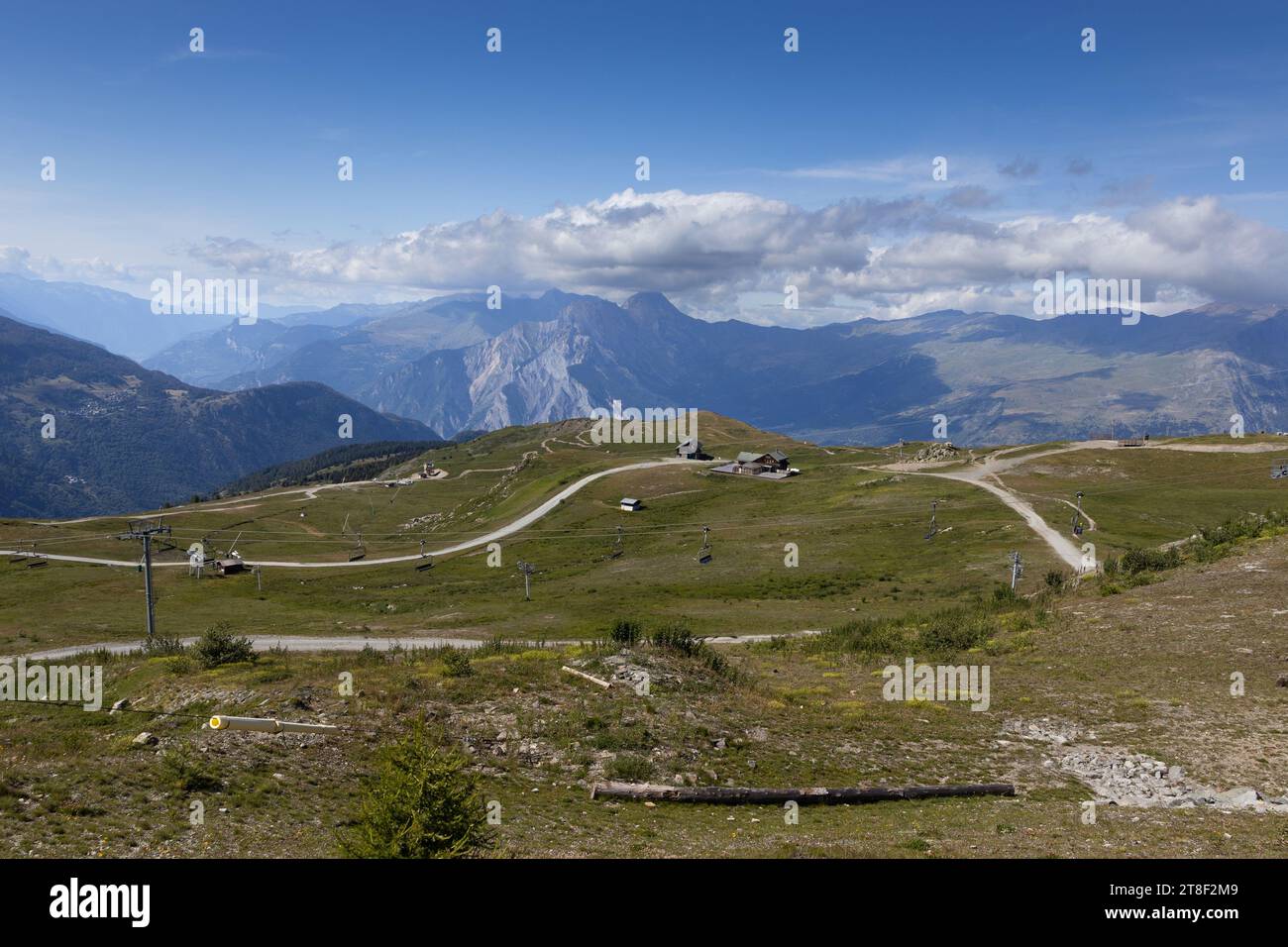 Vista estiva della zona sciistica Valloire - Galibier Thabor, nella regione Savoia delle Alpi francesi. Un popolare resort invernale catturato qui senza neve Foto Stock