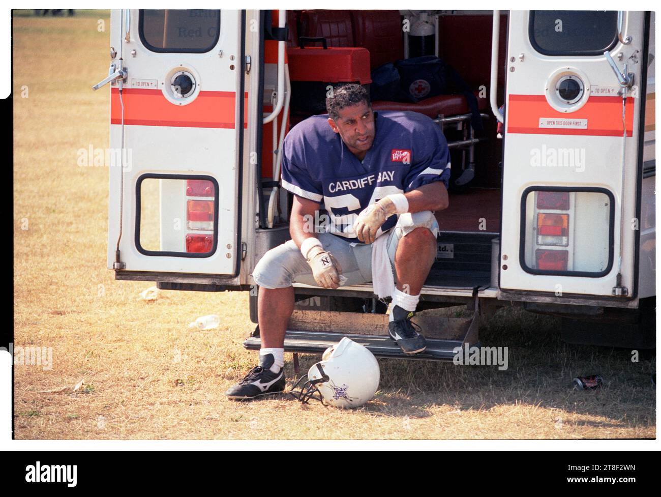 Un calciatore americano della squadra di Cardiff Bay riceve cure mediche durante una partita a Cardiff Bay, Galles, Regno Unito, giugno 1996. La squadra di Cardiff Bay si chiama Coyotes. Foto: ROB WATKINS Foto Stock
