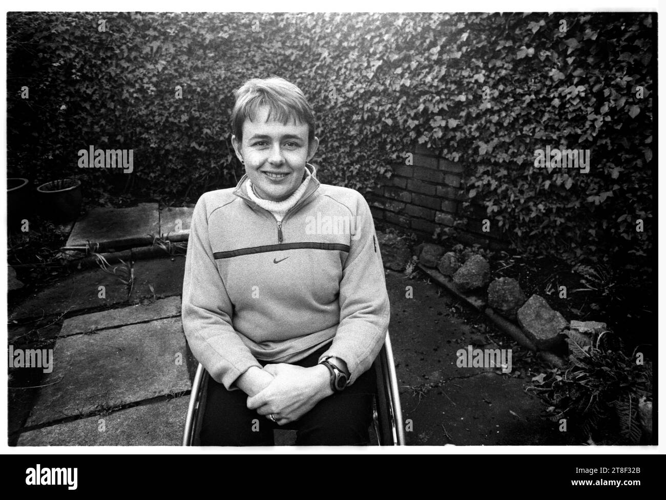 DAME TANNI GREY THOMPSON, RITRATTO, CARDIFF, 2001: Leggenda paralimpica Dame Tanni Grey-Thompson, fotografata nel giardino dei suoi genitori a Whitchurch, Cardiff, marzo 2001. Dame - ora baronessa - Tanni ha vinto 16 medaglie paralimiche, di cui 11 d'oro. Figura: ROB WATKINS Foto Stock