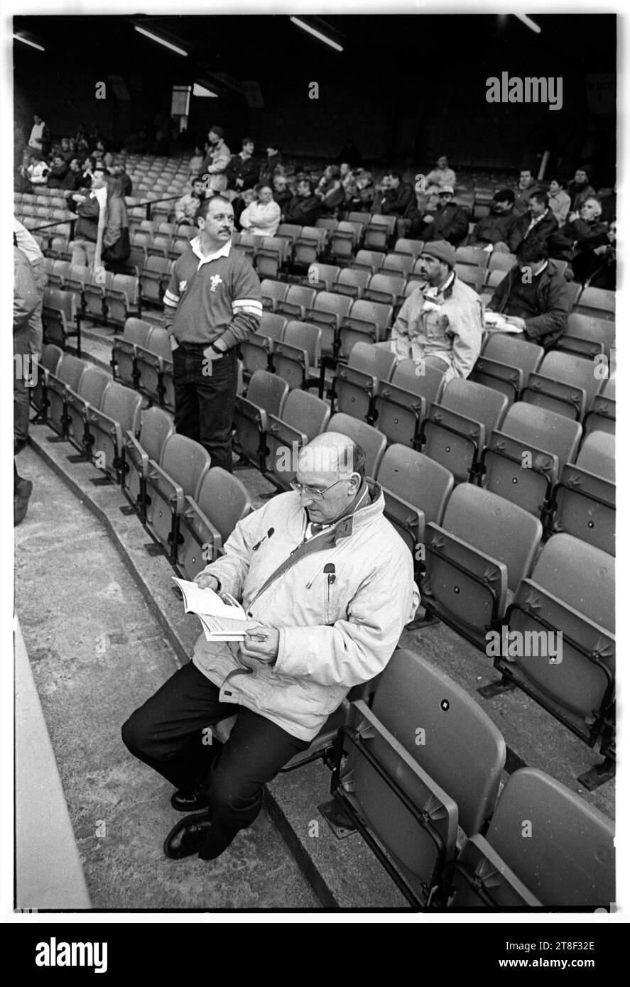 I tifosi gallesi in tribuna all'ultima partita casalinga del Five Nations al vecchio Arms Park di Cardiff contro la Francia il 16 marzo 1996. Il Galles ha vinto la partita 16-15. Era un modo appropriato per dire addio al suolo. Dopo questa partita il vecchio stadio fu radicalmente ampliato e riqualificato con un tetto per ospitare la finale della Coppa del mondo di rugby nel 1999. Foto: ROB WATKINS Foto Stock