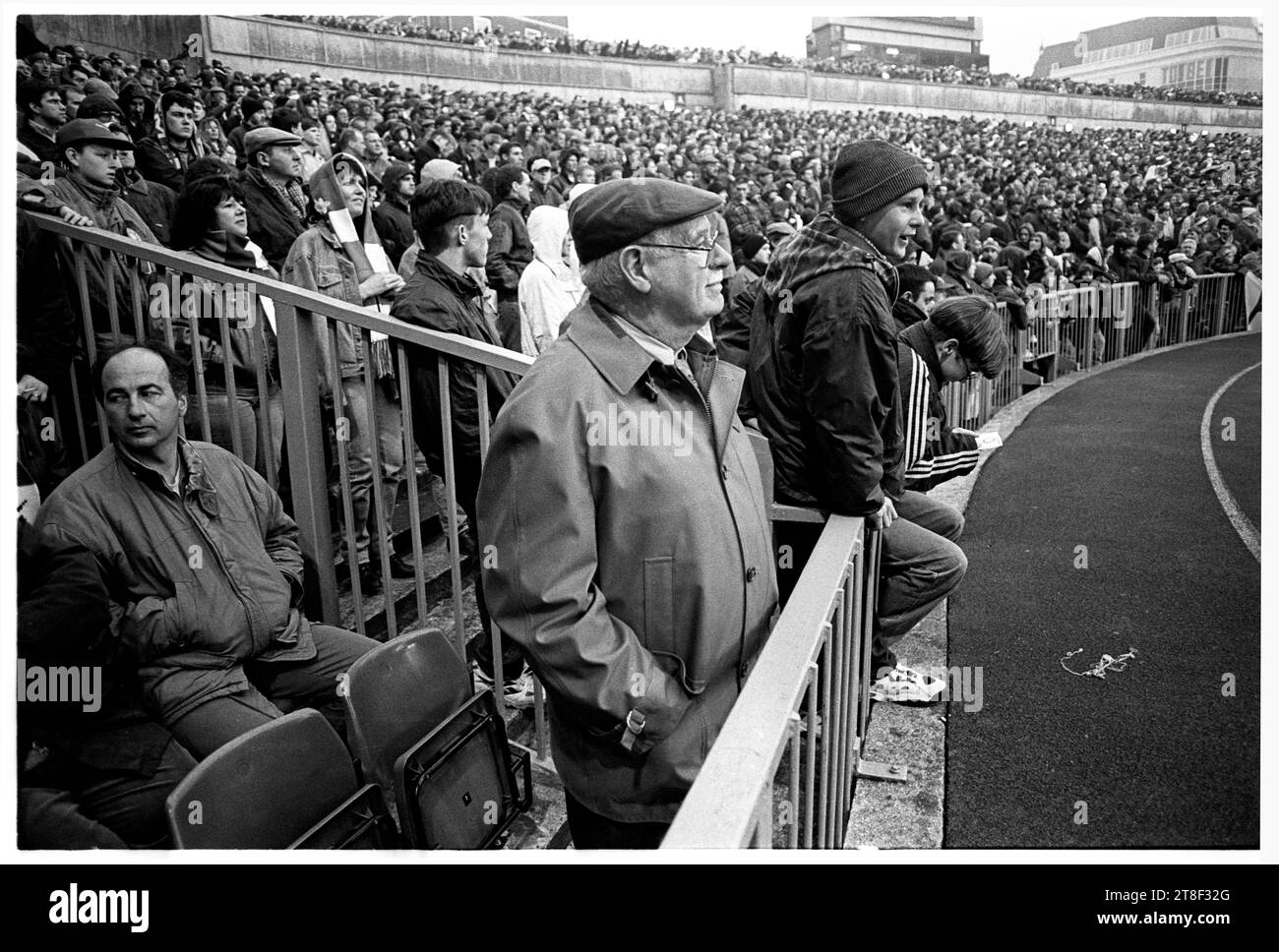I tifosi gallesi in tribuna si immergono nell'atmosfera dell'ultima partita casalinga delle cinque Nazioni al vecchio Arms Park di Cardiff contro la Francia il 16 marzo 1996. Il Galles ha vinto la partita 16-15. Era un modo appropriato per dire addio al suolo. Dopo questa partita il vecchio stadio fu radicalmente ampliato e riqualificato con un tetto per ospitare la finale della Coppa del mondo di rugby nel 1999. Foto: ROB WATKINS Foto Stock