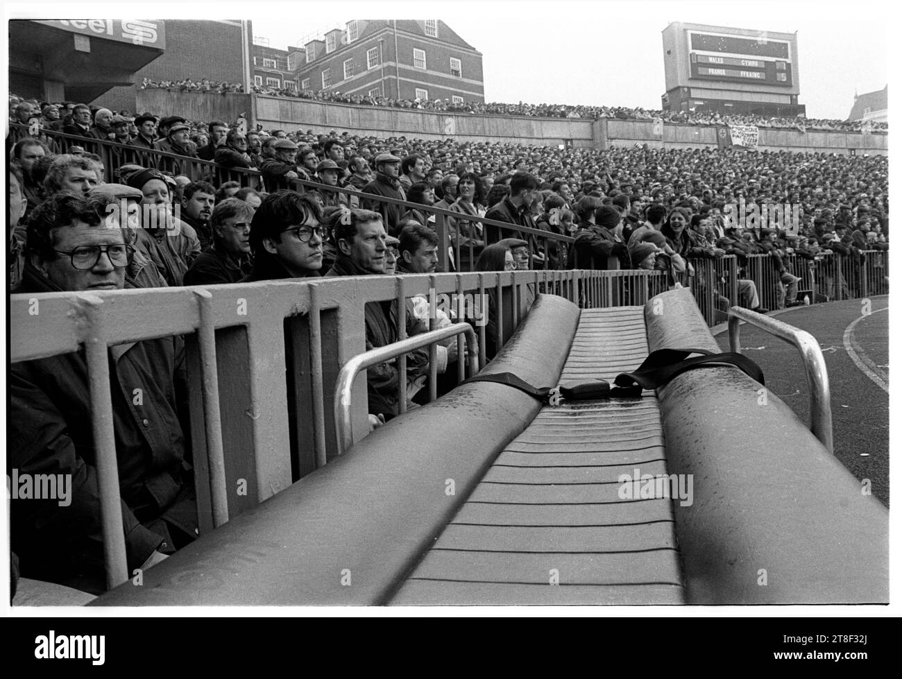 Lato beccheggio della barella di emergenza. I tifosi gallesi in tribuna all'ultima partita casalinga del Five Nations al vecchio Arms Park di Cardiff contro la Francia il 16 marzo 1996. Il Galles ha vinto la partita 16-15. Era un modo appropriato per dire addio al suolo. Dopo questa partita il vecchio stadio fu radicalmente ampliato e riqualificato con un tetto per ospitare la finale della Coppa del mondo di rugby nel 1999. Foto: ROB WATKINS Foto Stock