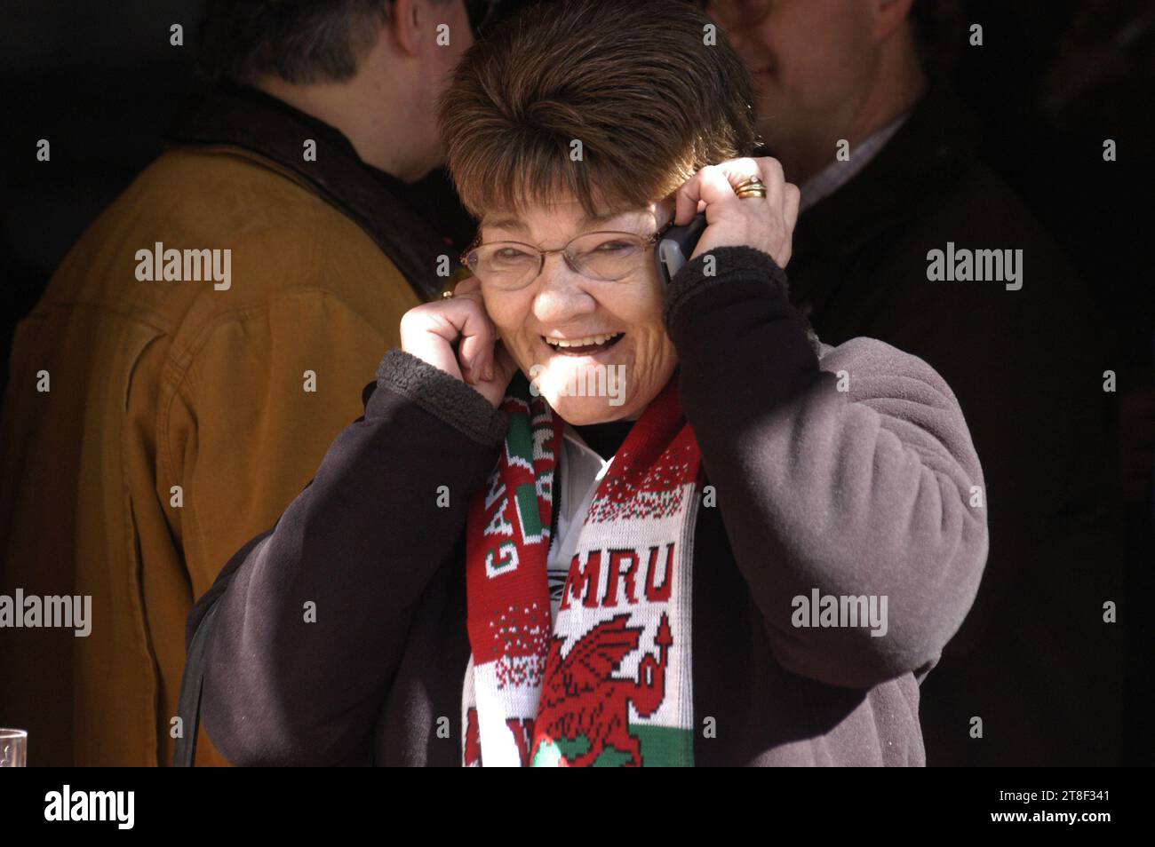 Una donna sul suo cellulare base vecchio stile fuori da un pub Westgate Strett prima della partita a Cardiff per le sei Nazioni tra Galles e Francia, 7 marzo 2004. Foto: ROB WATKINS Foto Stock