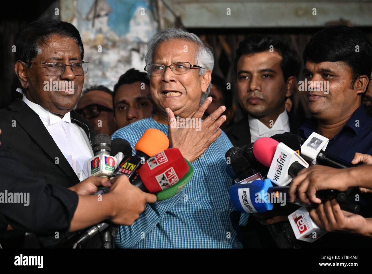 Dhaka, Bangladesh. 20 novembre 2023. Il premio Nobel Prof Muhammad Yunus (C) parla con il giornalista dopo un'udienza presso il tribunale del lavoro di Dacca, Bangladesh, il 20 novembre 2023. Credito: Mamunur Rashid/Alamy Live News Foto Stock