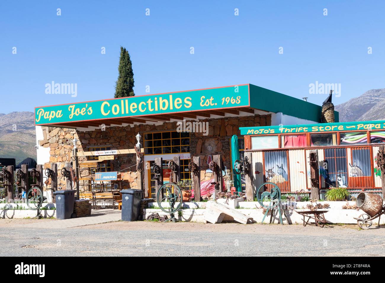 Papa Joe's Collectibles, un pittoresco negozio di antiquariato, Barrydale, Little Karoo, Western Cape, Sud Africa Foto Stock