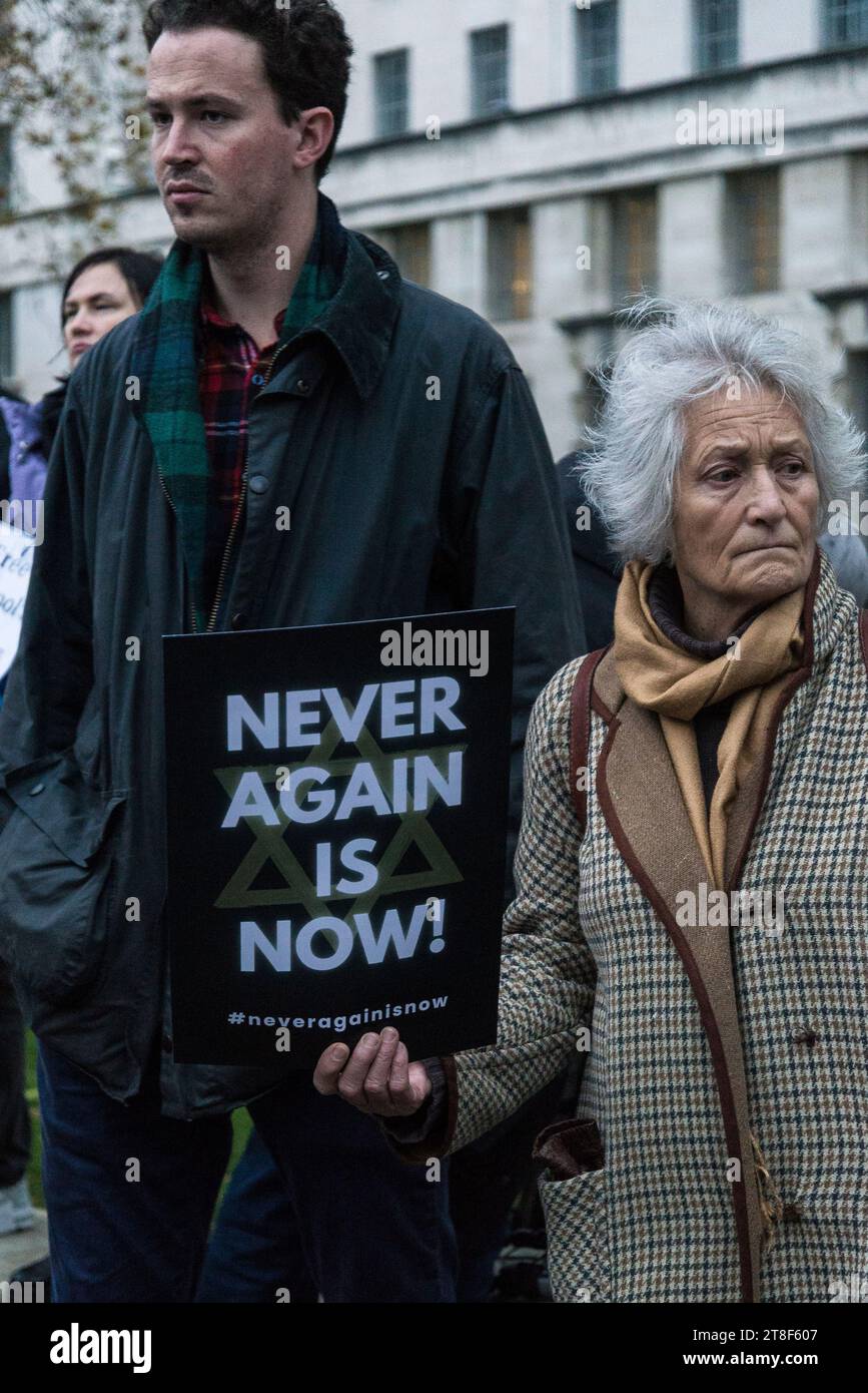 "Never Again is Now" è un evento di preghiera e protesta tenuto a Whitehall per esprimere solidarietà al popolo ebraico e per lottare contro l'antisemitismo, Foto Stock