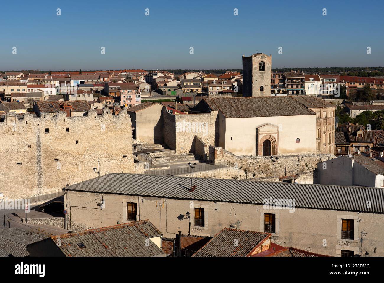 Vista della città vecchia e delle mura del borgo medievale di Cuellar in una giornata di sole. Segovia, Castilla y León, Spagna Foto Stock