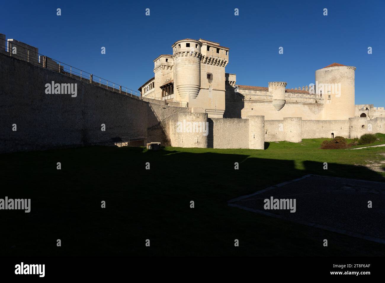 Castello di Cuellar in una giornata di sole. Segovia, Castilla y León, Spagna Foto Stock