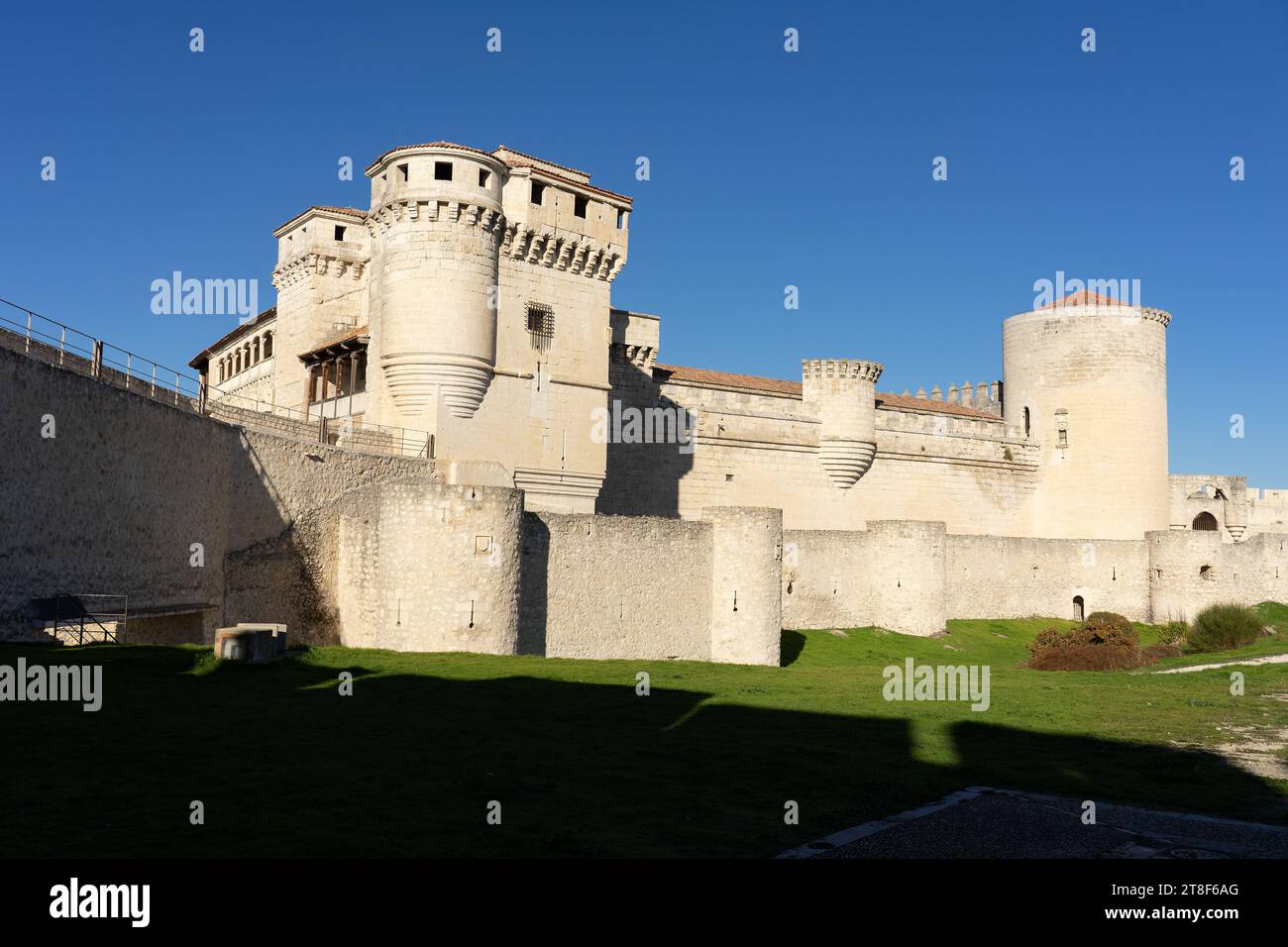 Castello di Cuellar in una giornata di sole. Segovia, Castilla y León, Spagna Foto Stock