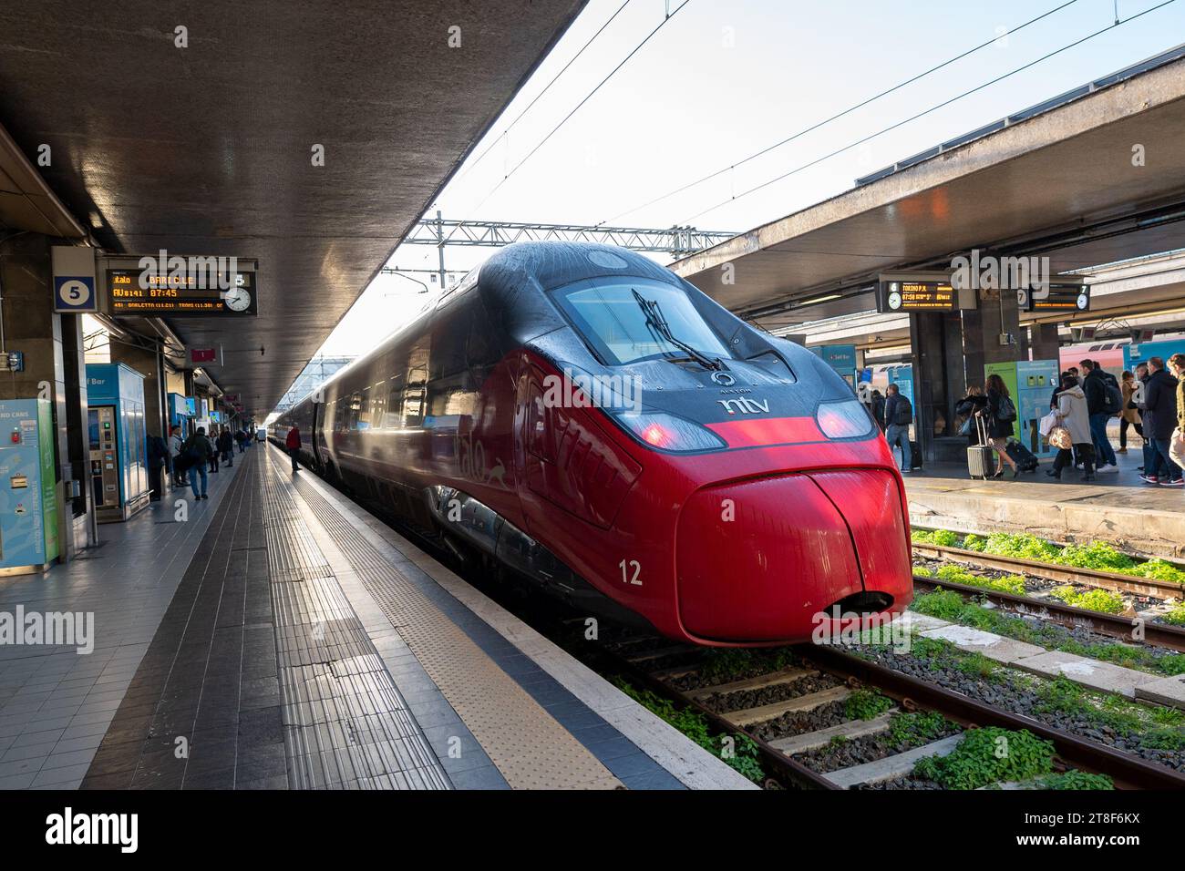 Roma, Italia: 13 novembre 2023: Treno ad alta velocità Italo alla stazione di Roma termini a Roma nel 2023 in Italia. Foto Stock