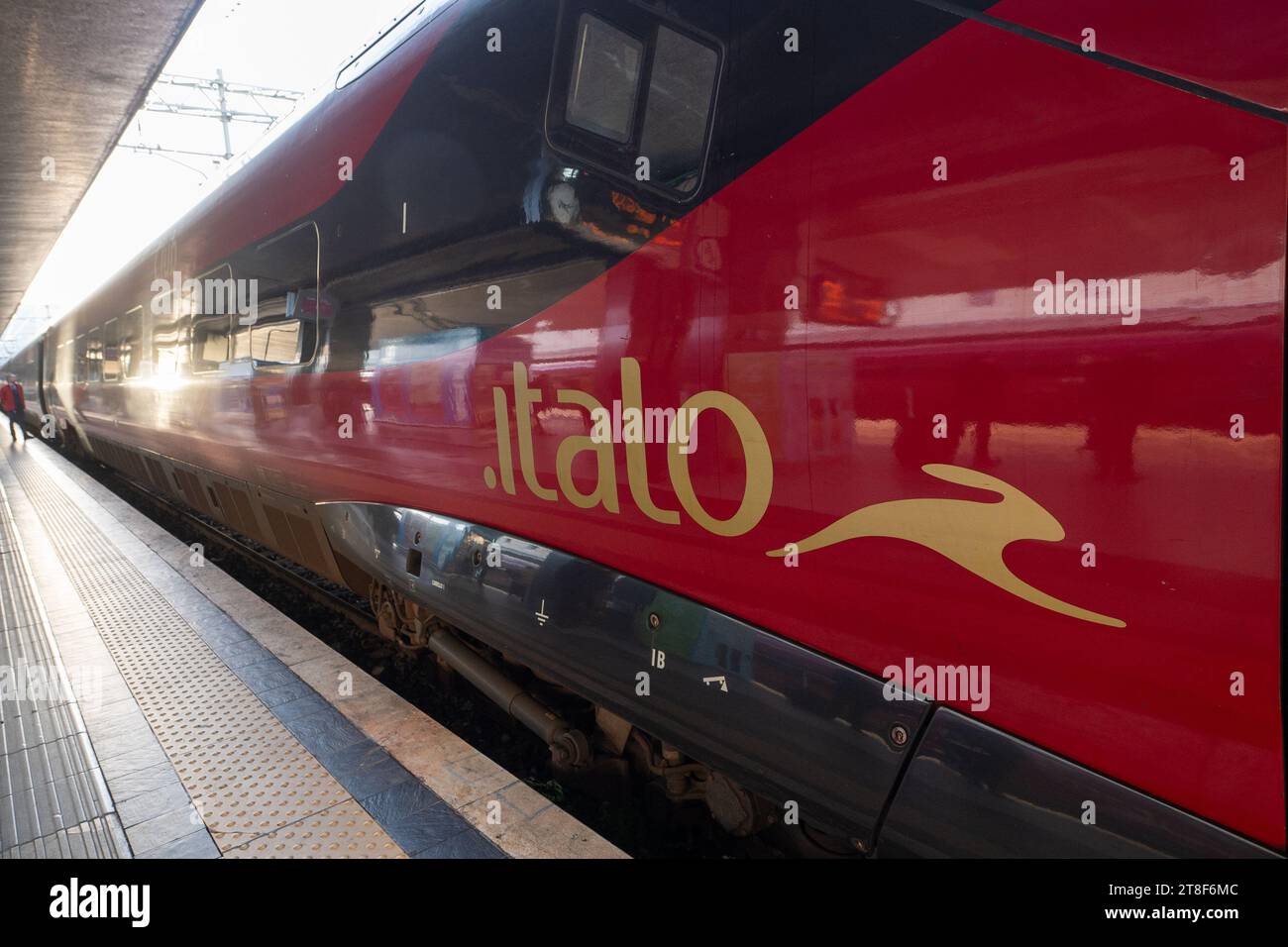 Roma, Italia: 13 novembre 2023: Treno ad alta velocità Italo alla stazione di Roma termini a Roma nel 2023 in Italia. Foto Stock
