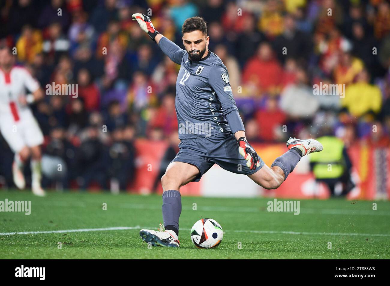 Giorgi Mamardashvili della Georgia in azione durante la partita di qualificazione a Euro 2024 tra Spagna e Georgia, gruppo A, data 10, giocata a Jose Zoril Foto Stock