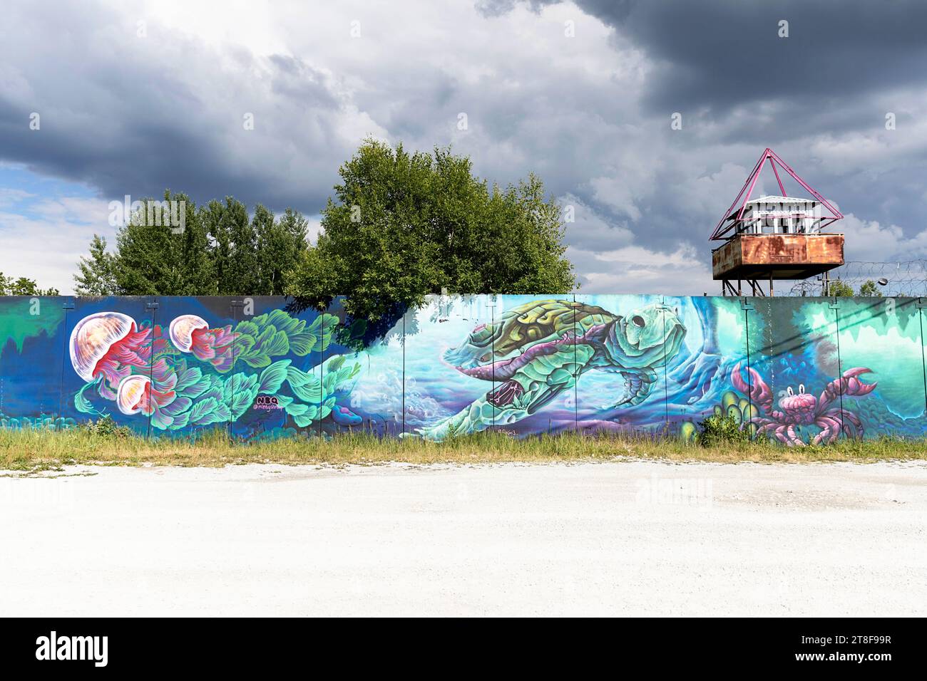 Muro dell'ex prigione Rummu, pieno di interessanti murales, Estonia Foto Stock